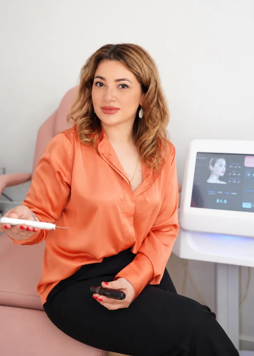 Roxana Tudor, Kosmetikerin bei Rox Beauty in Wien, mit Microneedling-Gerät im Behandlungsraum
