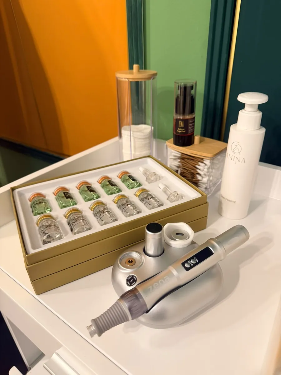 Microneedling-Gerät von ZENA mit Wirkstoff-Ampullen